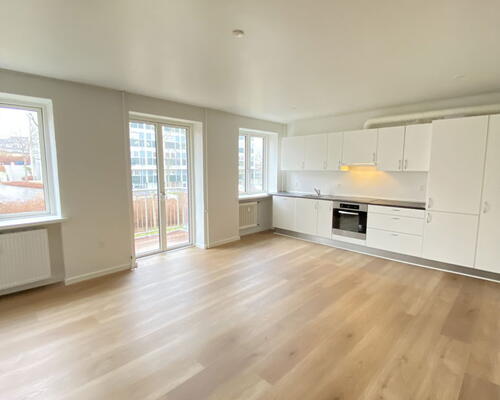 Rummelig 3-værelses lejlighed med lækker altan