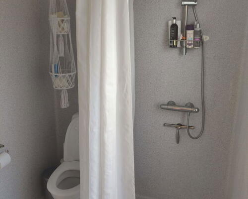 Renoveret 3-værelses lejlighed med altan og parkering