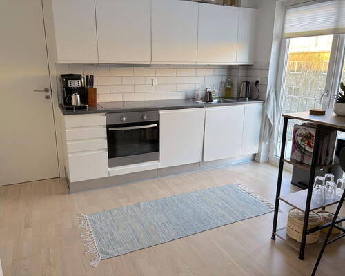 Renoveret 3-værelses lejlighed med altan og parkering