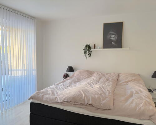 Renoveret 3-værelses lejlighed med altan og parkering