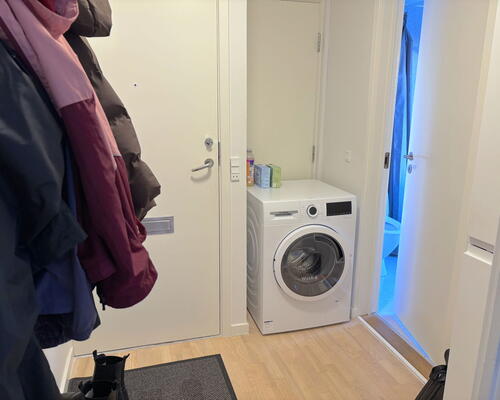 Renoveret 3-værelses lejlighed med altan og parkering