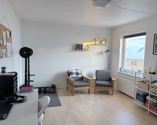 Renoveret 3-værelses lejlighed med altan og parkering