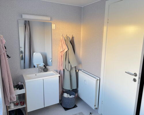 Renoveret 3-værelses lejlighed med altan og parkering