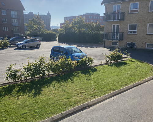 Renoveret 3-værelses lejlighed med altan og parkering