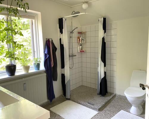 Stor delevenlig lejlighed i 2 plan, adgang til stor have og gratis parkering – 114 Kvm