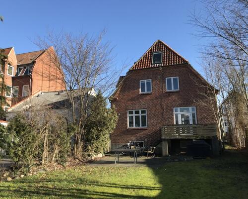 Stor delevenlig lejlighed i 2 plan, adgang til stor have og gratis parkering – 114 Kvm