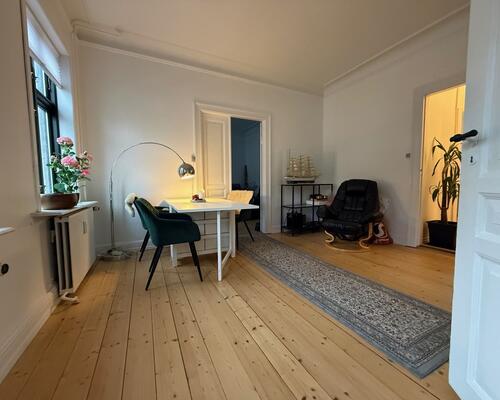 God lys 1. sal lejlighed nær centrum.