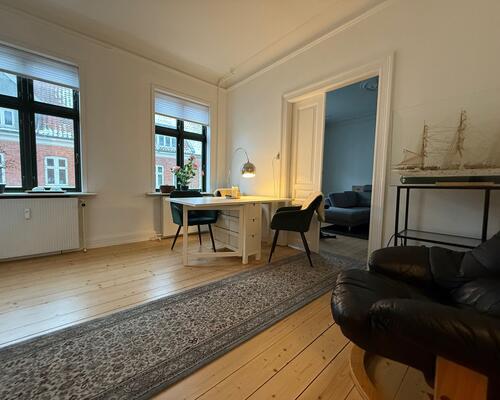 God lys 1. sal lejlighed nær centrum.