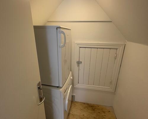 Flot 3. værelses lejlighed med udsigt, synlige bjælker samt delevenlig.