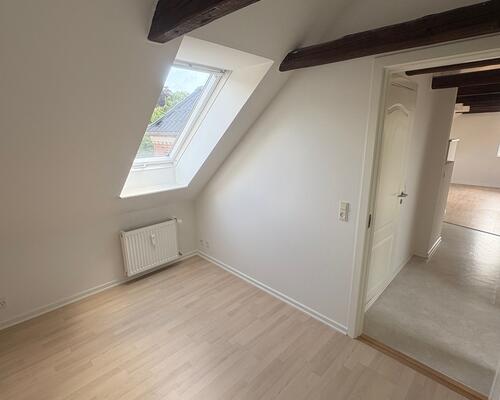 Flot 3. værelses lejlighed med udsigt, synlige bjælker samt delevenlig.