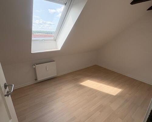 Flot 3. værelses lejlighed med udsigt, synlige bjælker samt delevenlig.