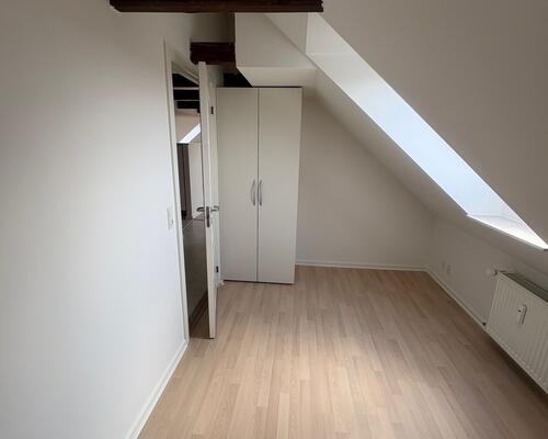 Flot 3. værelses lejlighed med udsigt, synlige bjælker samt delevenlig.