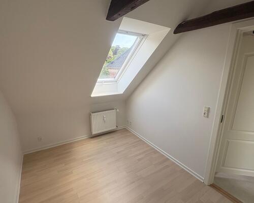 Flot 3. værelses lejlighed med udsigt, synlige bjælker samt delevenlig.