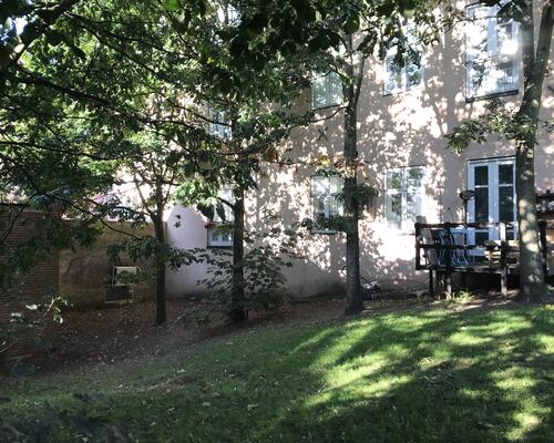 Lys 3 værelses lejlighed med fælles grøn have og husdyr tilladt