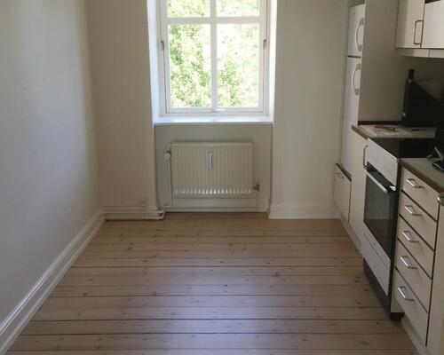 Lys 3 værelses lejlighed med fælles grøn have og husdyr tilladt