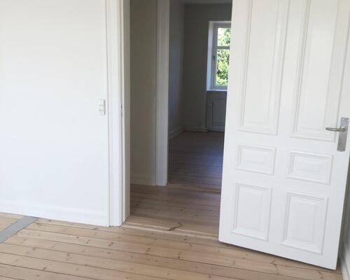 Lys 3 værelses lejlighed med fælles grøn have og husdyr tilladt