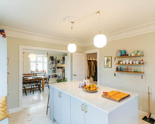 Stor og velholdt lejlighed i attraktiv adresse- møbleret