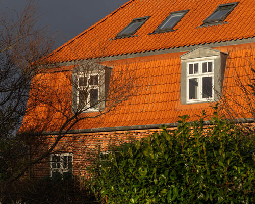 Stor og velholdt lejlighed i attraktiv adresse- møbleret