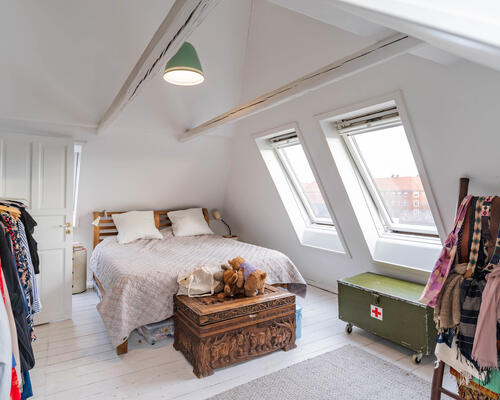 Stor og velholdt lejlighed i attraktiv adresse- møbleret