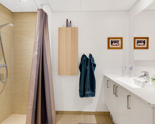 Skøn 4-værelses stuelejlighed med terrasse på Overblikket