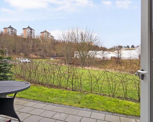 Skøn 4-værelses stuelejlighed med terrasse på Overblikket