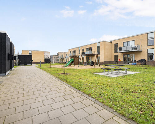 Skøn 4-værelses stuelejlighed med terrasse på Overblikket