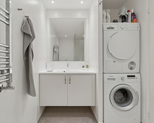 Lys 3-værelses på 77 m2 med stor altan, elevator og parkering – delevenlig planløsning