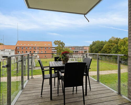 Lys 3-værelses på 77 m2 med stor altan, elevator og parkering – delevenlig planløsning