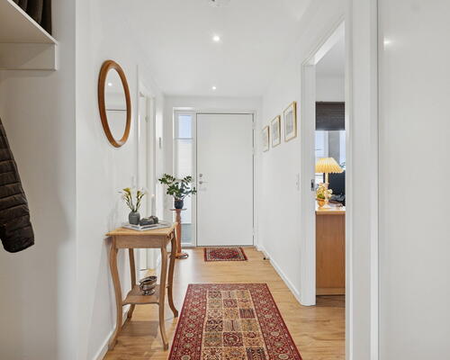 Lys 3-værelses på 77 m2 med stor altan, elevator og parkering – delevenlig planløsning