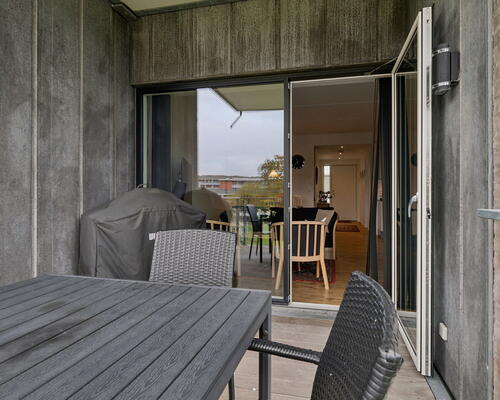 Lys 3-værelses på 77 m2 med stor altan, elevator og parkering – delevenlig planløsning