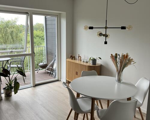 Lækker lejlighed med altan på 4 sal.  billeder er fra en lejlighed magen til.