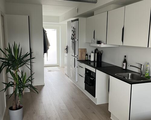 Lækker lejlighed med altan på 4 sal.  billeder er fra en lejlighed magen til.