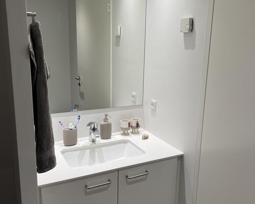 Lækker lejlighed med altan på 4 sal.  billeder er fra en lejlighed magen til.