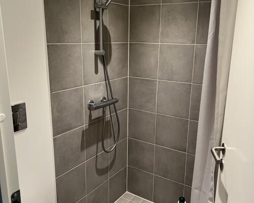 Lækker lejlighed med altan på 4 sal.  billeder er fra en lejlighed magen til.