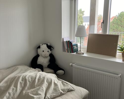 Lækker lejlighed med altan på 4 sal.  billeder er fra en lejlighed magen til.