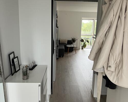 Lækker lejlighed med altan på 4 sal.  billeder er fra en lejlighed magen til.