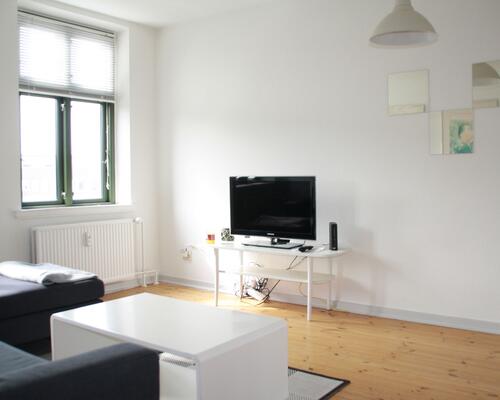 Dejlig lys 2 værelseslejlighed