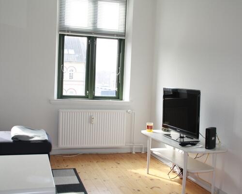 Dejlig lys 2 værelseslejlighed