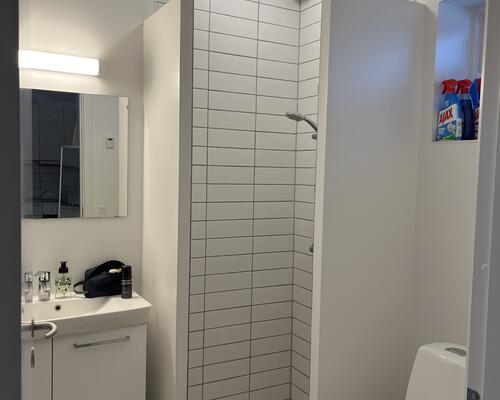 Lys 1 værelse tæt ved OUH...