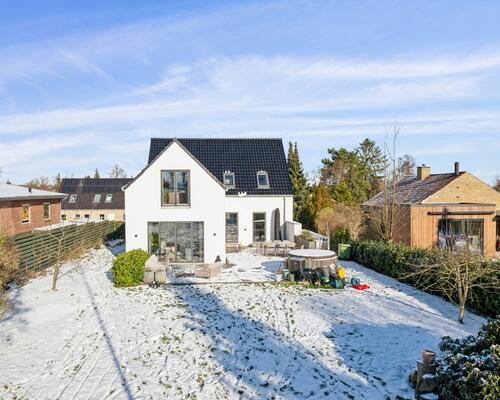 Eksklusiv og gennemrenoveret villa til møbleret leje i 2-12 mdr fra 1/1-2026 eller efter aftale