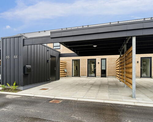 Moderne 4-værelses rækkehus på 115 m2 i Jasminparken – to terrasser, 2 badeværelser og carport til 2 biler