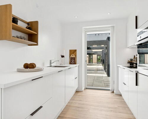 Moderne 4-værelses rækkehus på 115 m2 i Jasminparken – to terrasser, 2 badeværelser og carport til 2 biler