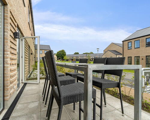 Moderne 4-værelses rækkehus på 115 m2 i Jasminparken – to terrasser, 2 badeværelser og carport til 2 biler