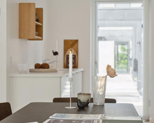 Moderne 4-værelses rækkehus på 115 m2 i Jasminparken – to terrasser, 2 badeværelser og carport til 2 biler