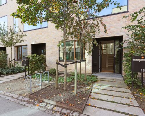 Eksklusivt rækkehus med tagterrasse og privat parkering | København S.