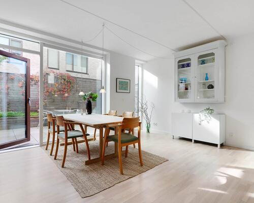 Eksklusivt rækkehus med tagterrasse og privat parkering | København S.