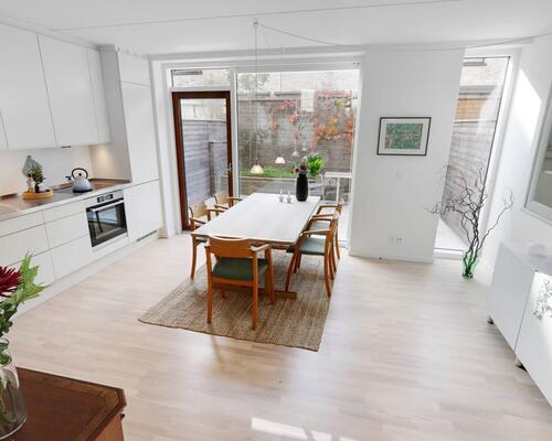 Eksklusivt rækkehus med tagterrasse og privat parkering | København S.