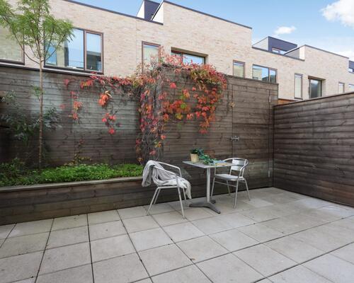 Eksklusivt rækkehus med tagterrasse og privat parkering | København S.