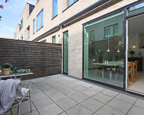 Eksklusivt rækkehus med tagterrasse og privat parkering | København S.