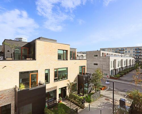 Eksklusivt rækkehus med tagterrasse og privat parkering | København S.